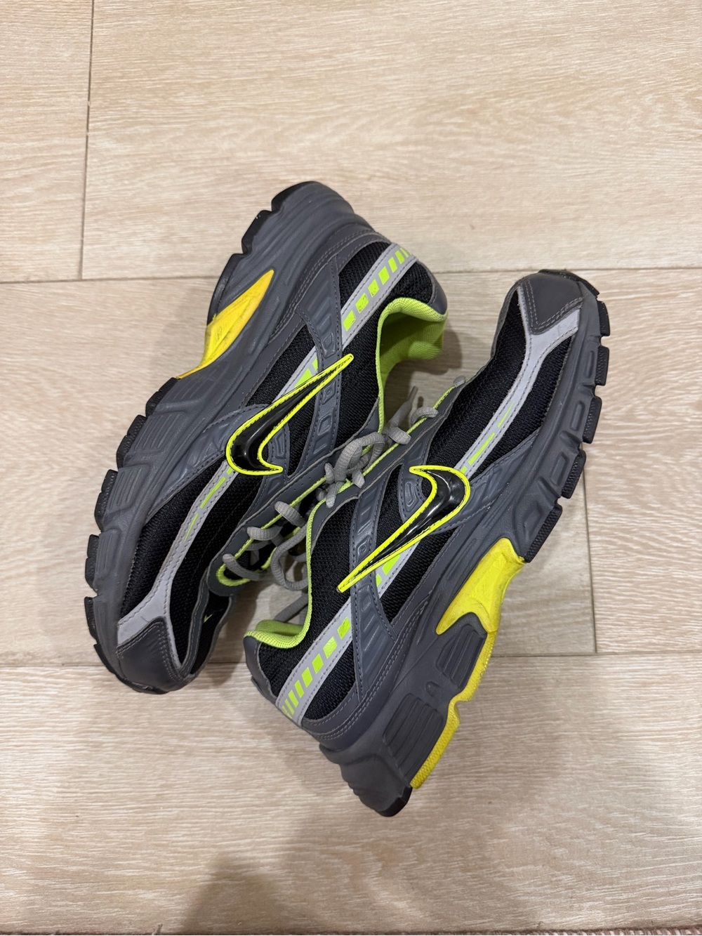 Nike Men's Black and Neon Green Accent Running Sneakers
